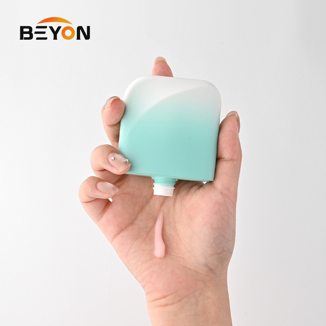 Keychain Hanging Cream Lotion Squeeze Bottles for Cosmetic Custom Mini Sunscreen Bottle 50ml PE Sunscreen Packaging